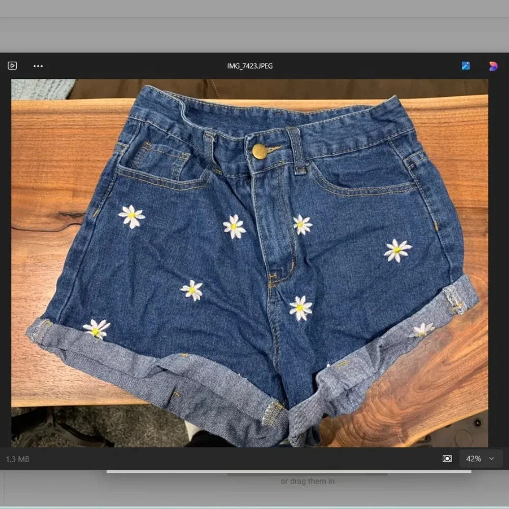 Women's shorts with Daisy Detail - Size XS